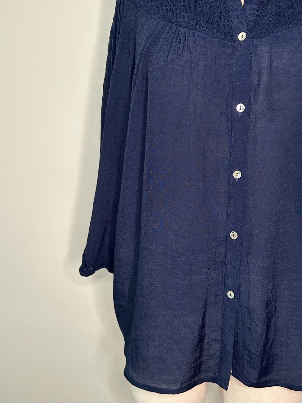 Nanette Lepore navy Lrg button front, 3/4 sleeve rayon/poly crinkle fabric - Picture 4 of 6